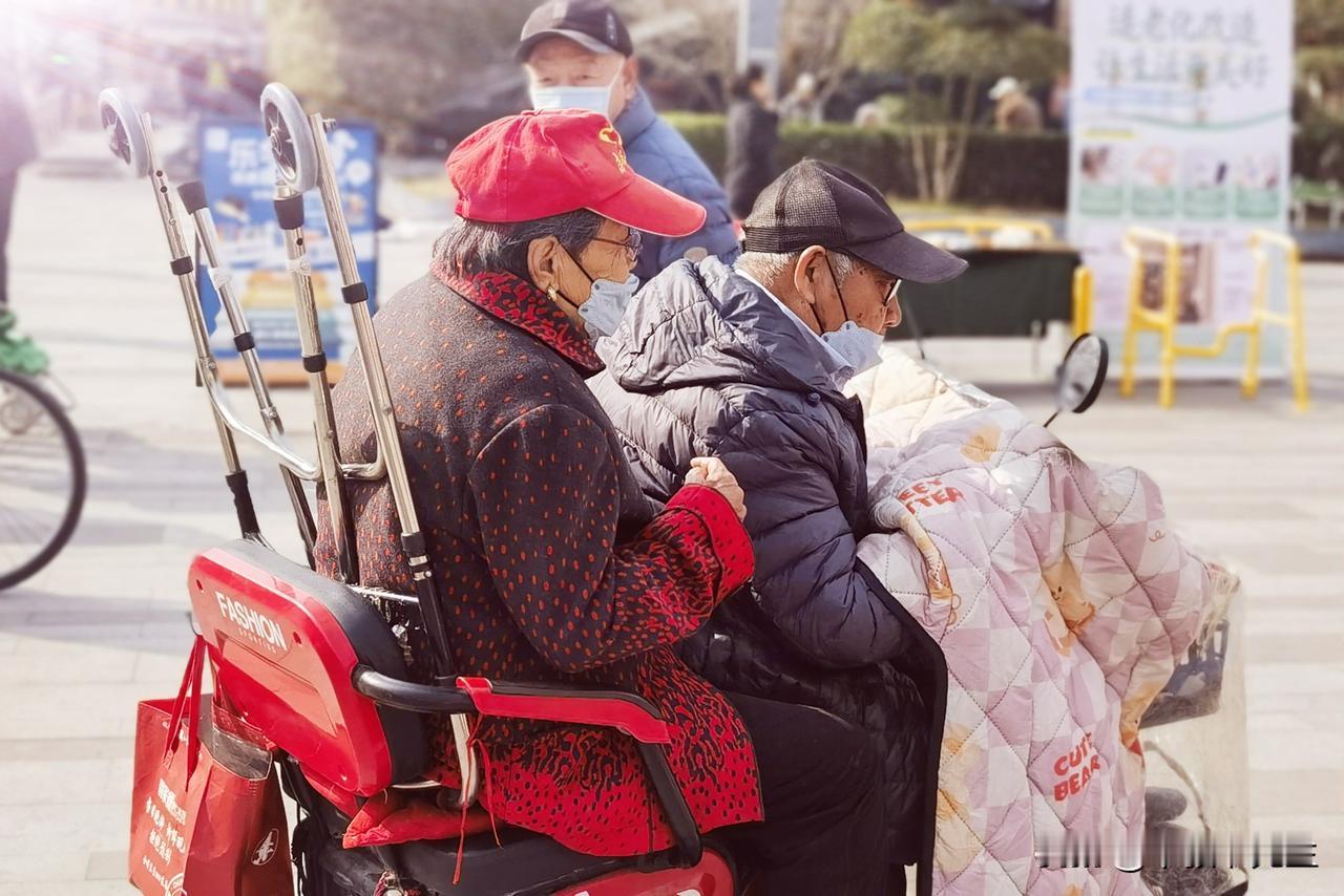 济南英雄山下，一对相濡以沫的老年人在逛公益市集。什么叫相濡以沫？相濡以沫就是无论