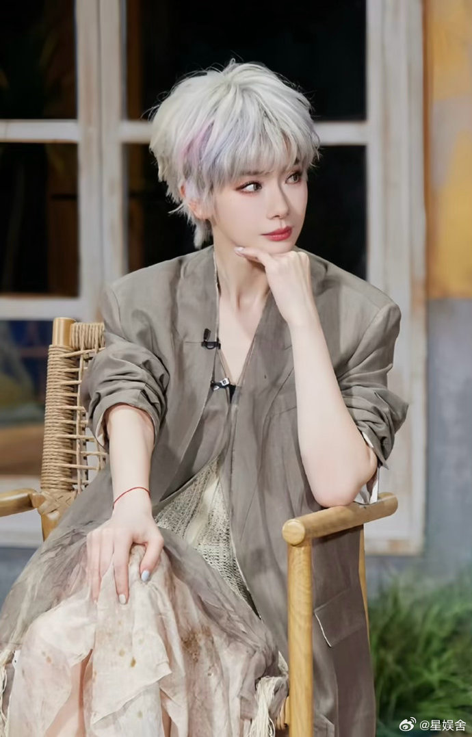 戚薇白毛老公姐戚薇银粉挑染短发 看完《大侦探》直接被戚薇的白毛造型圈死！又飒又美