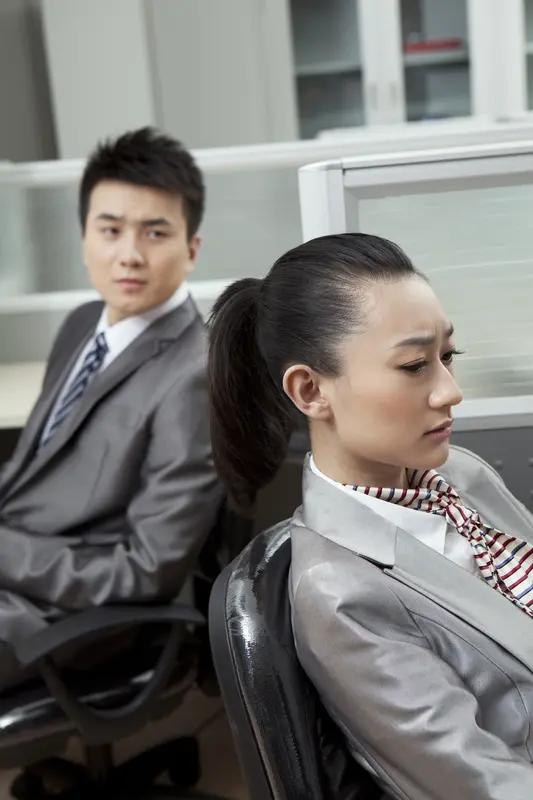 你会把职场委屈讲给身边同事听吗? 我可不会把职场委屈讲给身边同事听。分享欲给错人