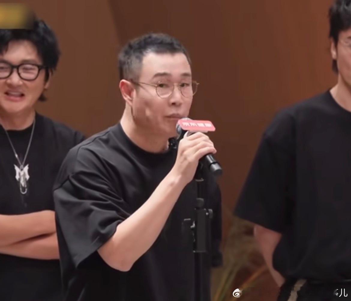 小沈阳发言时孙楠表情孙楠：根本忍不住笑所以这个表情怎么了吗？根本看不懂您们想表达