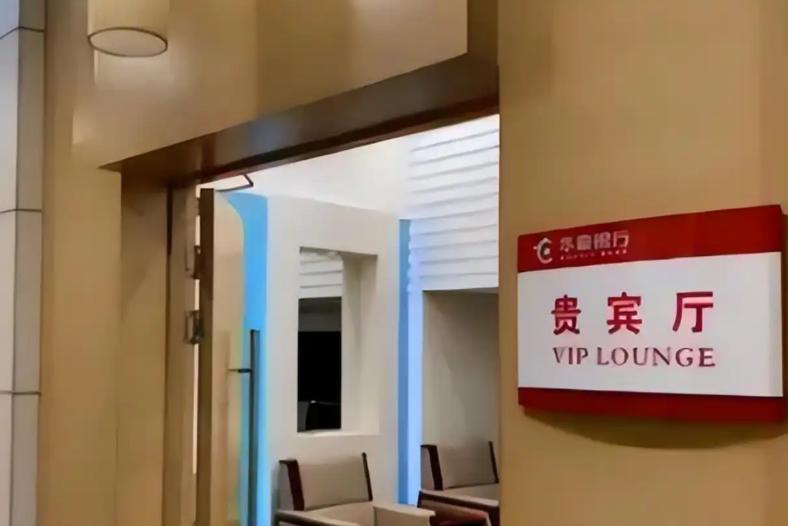 10个亿存银行能享受什么待遇？穷人去银行叫“排队办业务”，富人存个10亿，行长恨