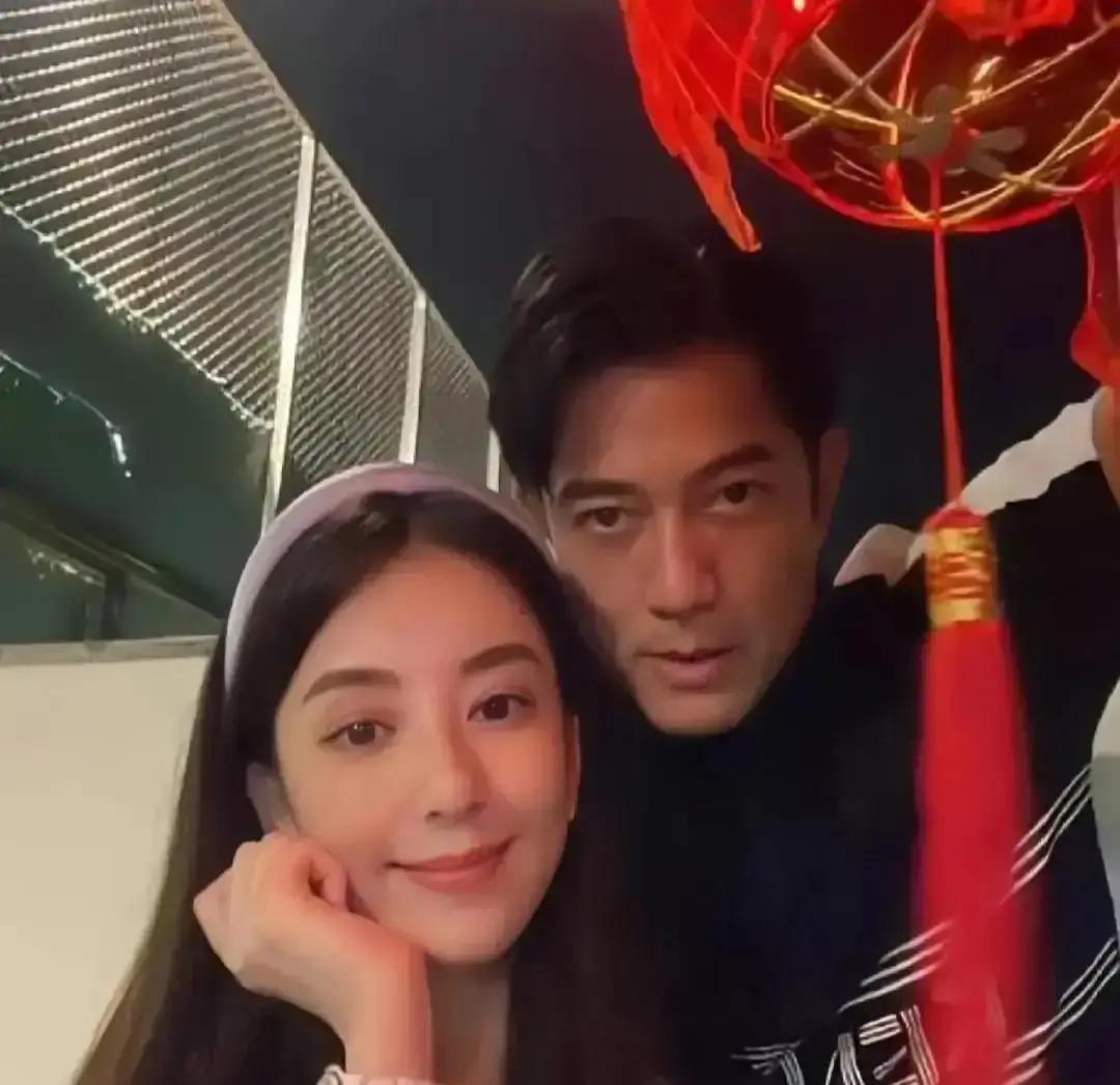 郭富城天王嫂方媛，居然在超市为三块钱的折扣菜讨价还价？
这画面敢信？
都说豪门深