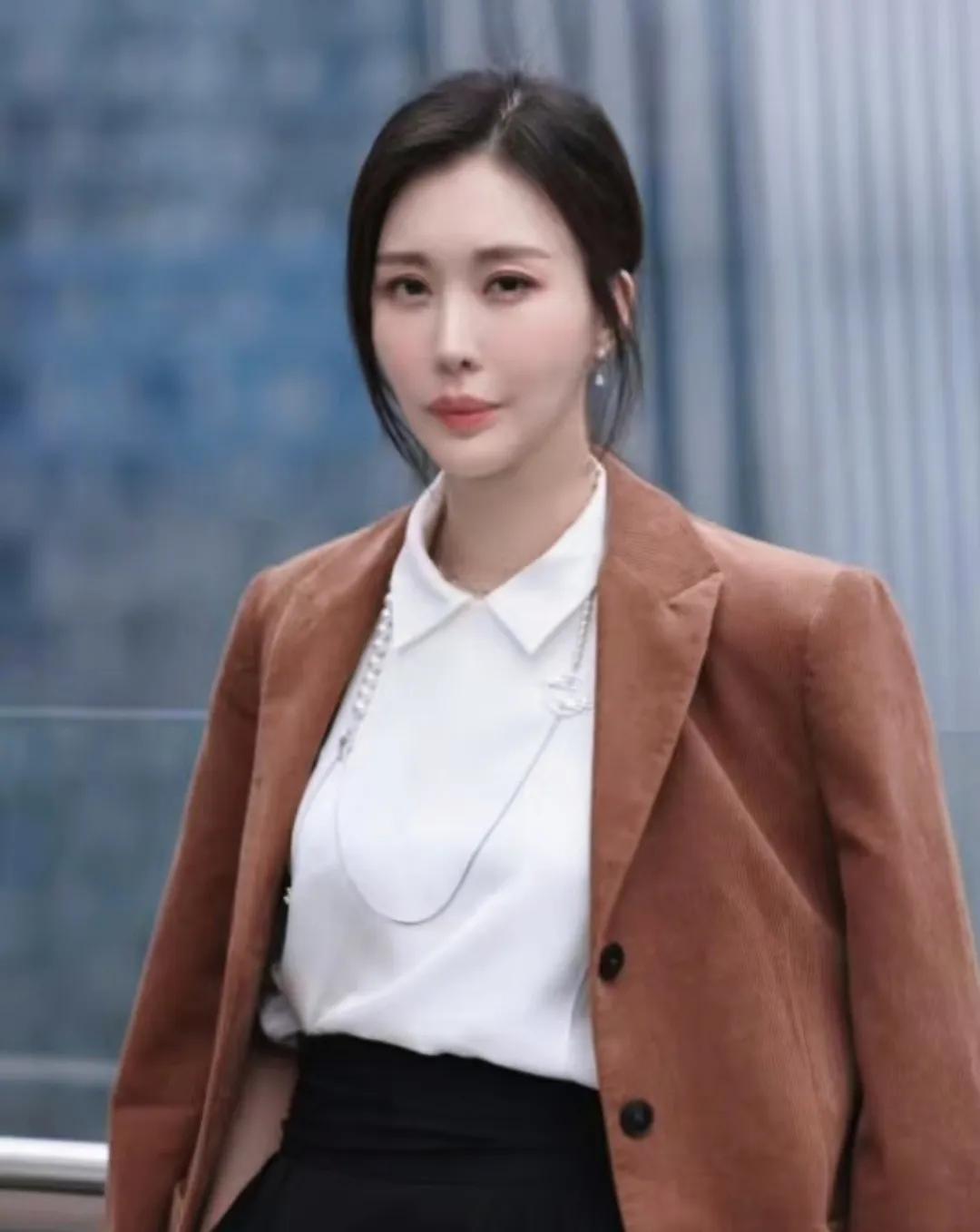 田朴珺这回是真急了？网传团队都散了，代言更惨，从去年的12个直接跌到只剩3个。