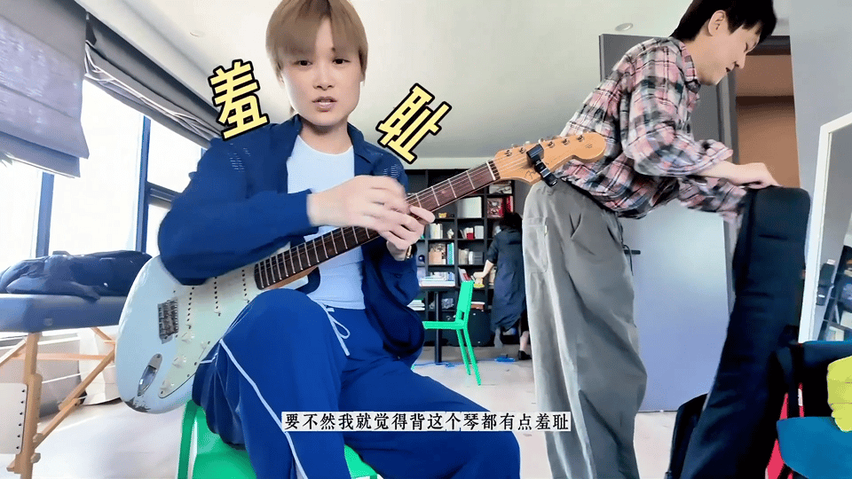 鸡都打鸣了李宇春还在彩排李宇春凌晨5点彩排没睡还是起了 看最后舞台那个松弛又迷人