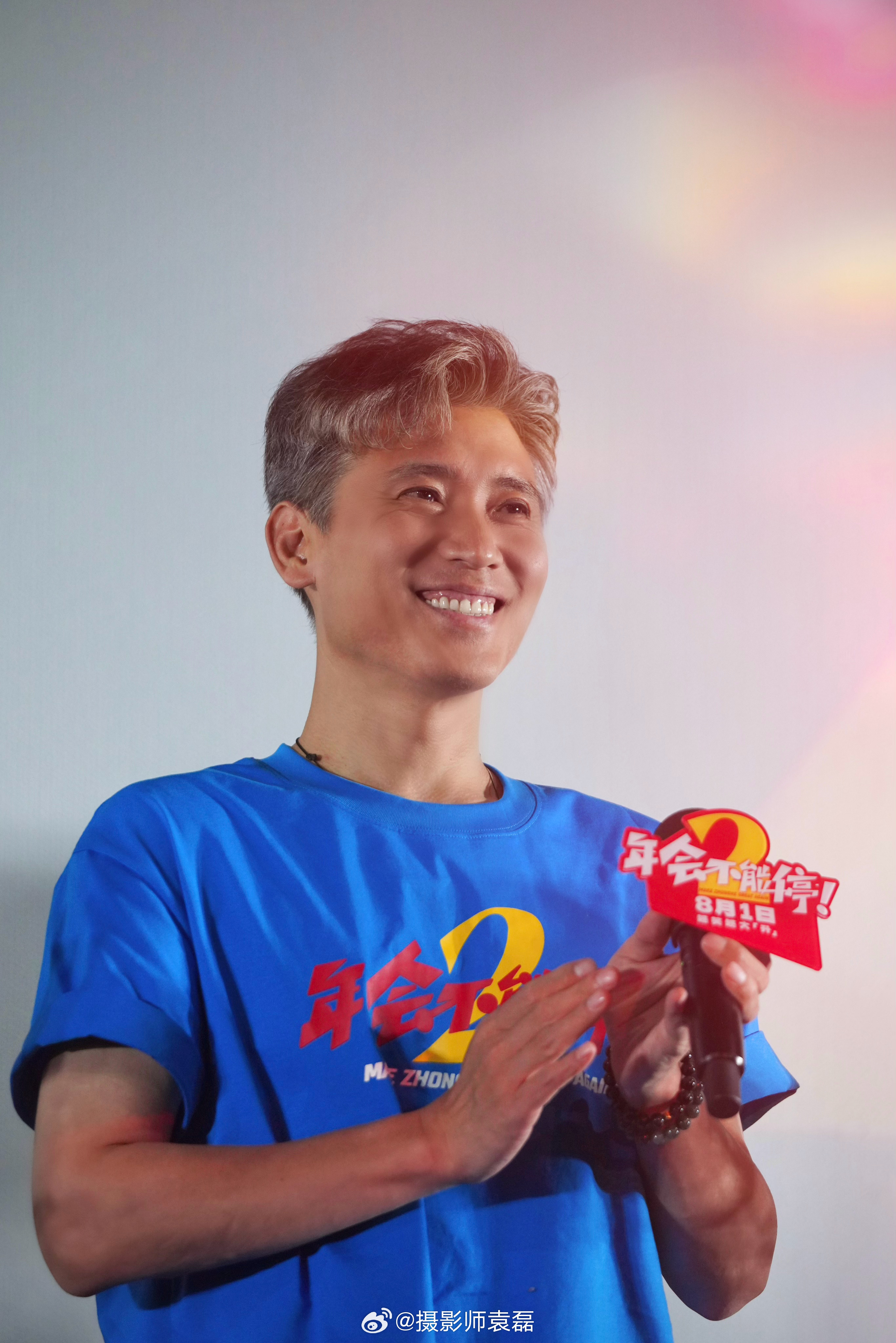 李乃文  第三次拍到老师了，清俊而瘦削，小麦色的皮肤阳光而健康，那双眼睛——漂亮