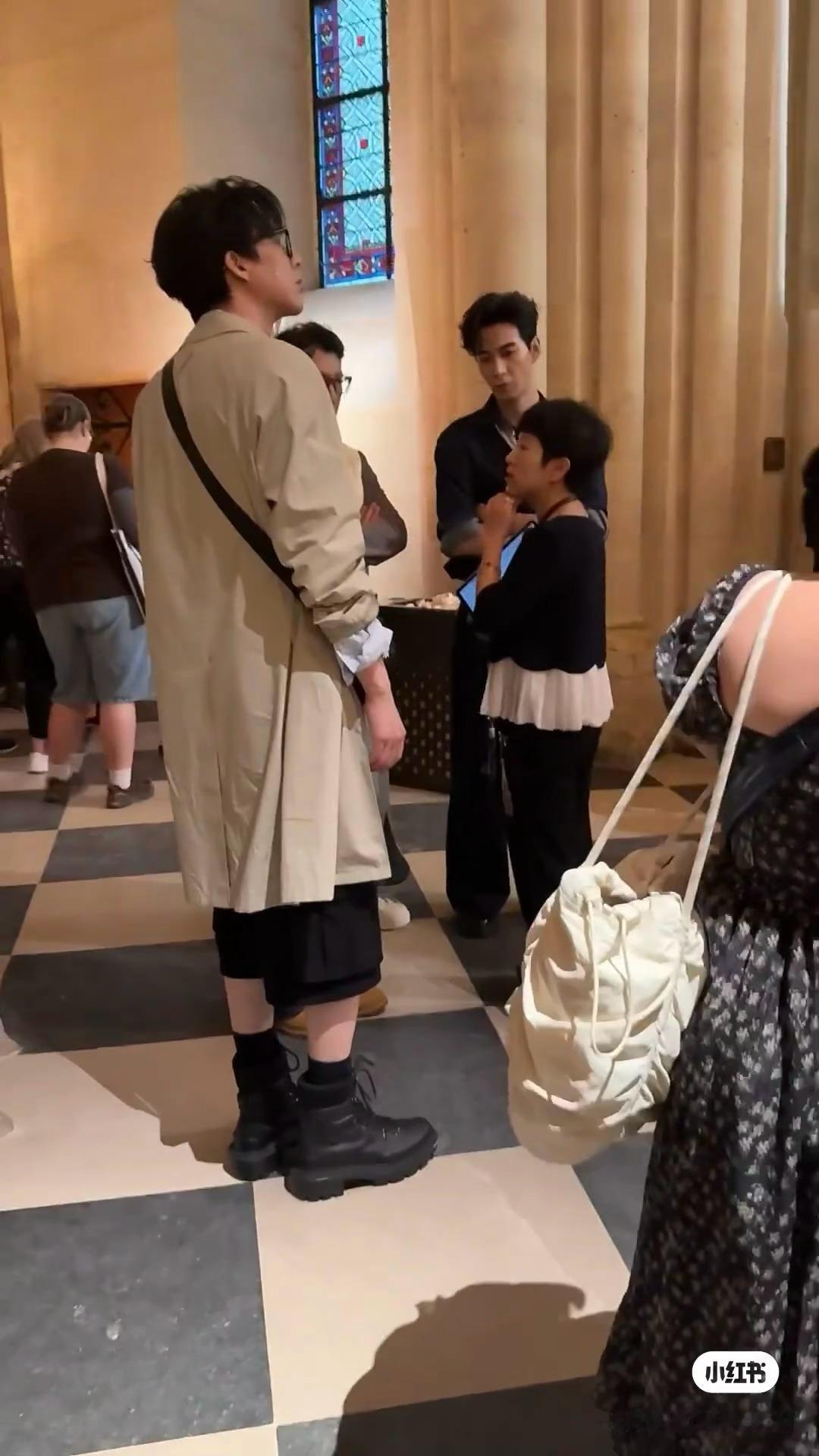 这俩外国小伙子含情脉脉的眼神就是在演我们啊哈哈😃老大你看看你的魅力值杠杠滴！ 