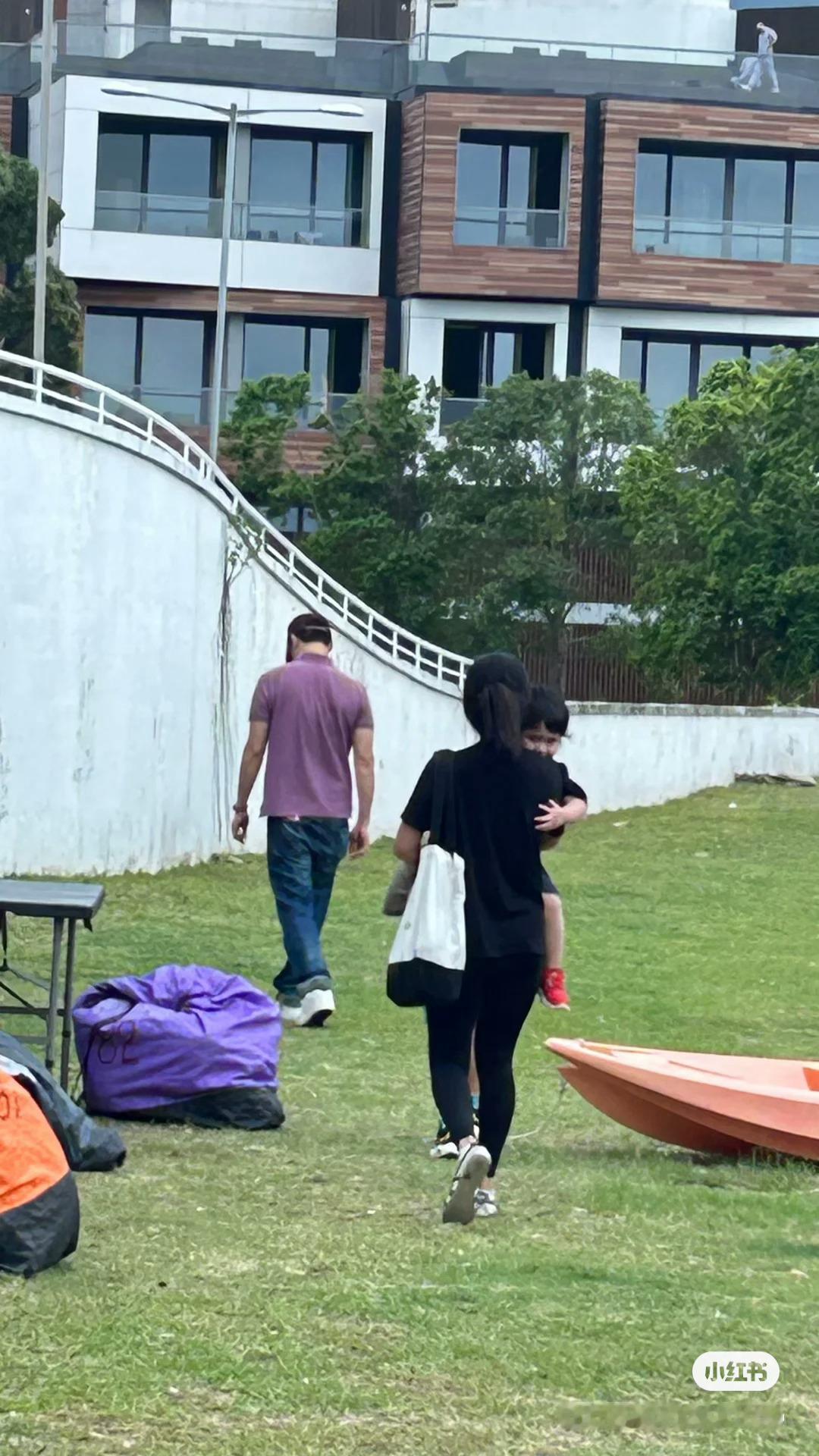网友偶遇郑嘉颖带儿子散步 ​​​