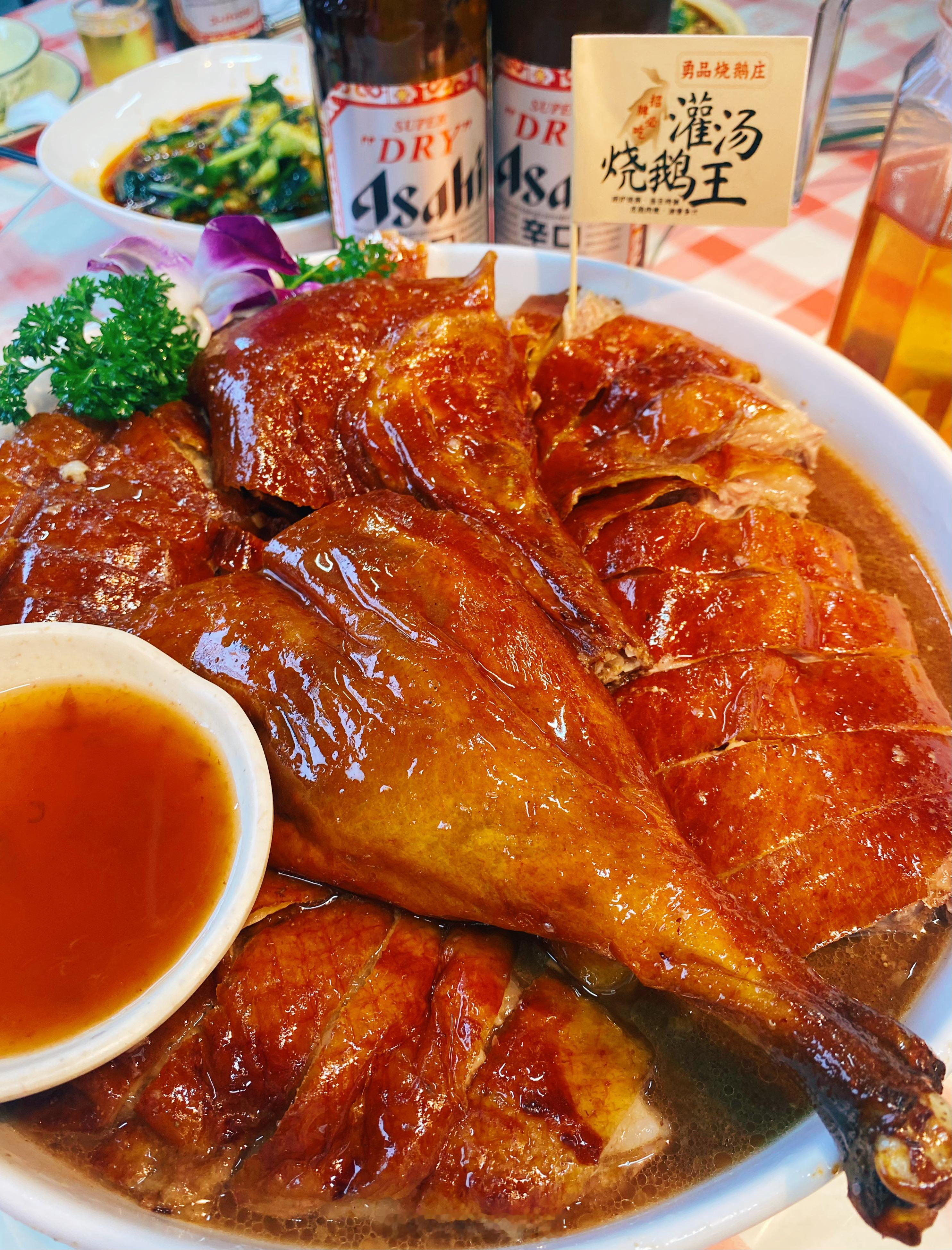 谁懂！这一口烧鹅腿咬下去，哪里受得了啊……🦢烧鹅每天新鲜现烤，皮脆cheche