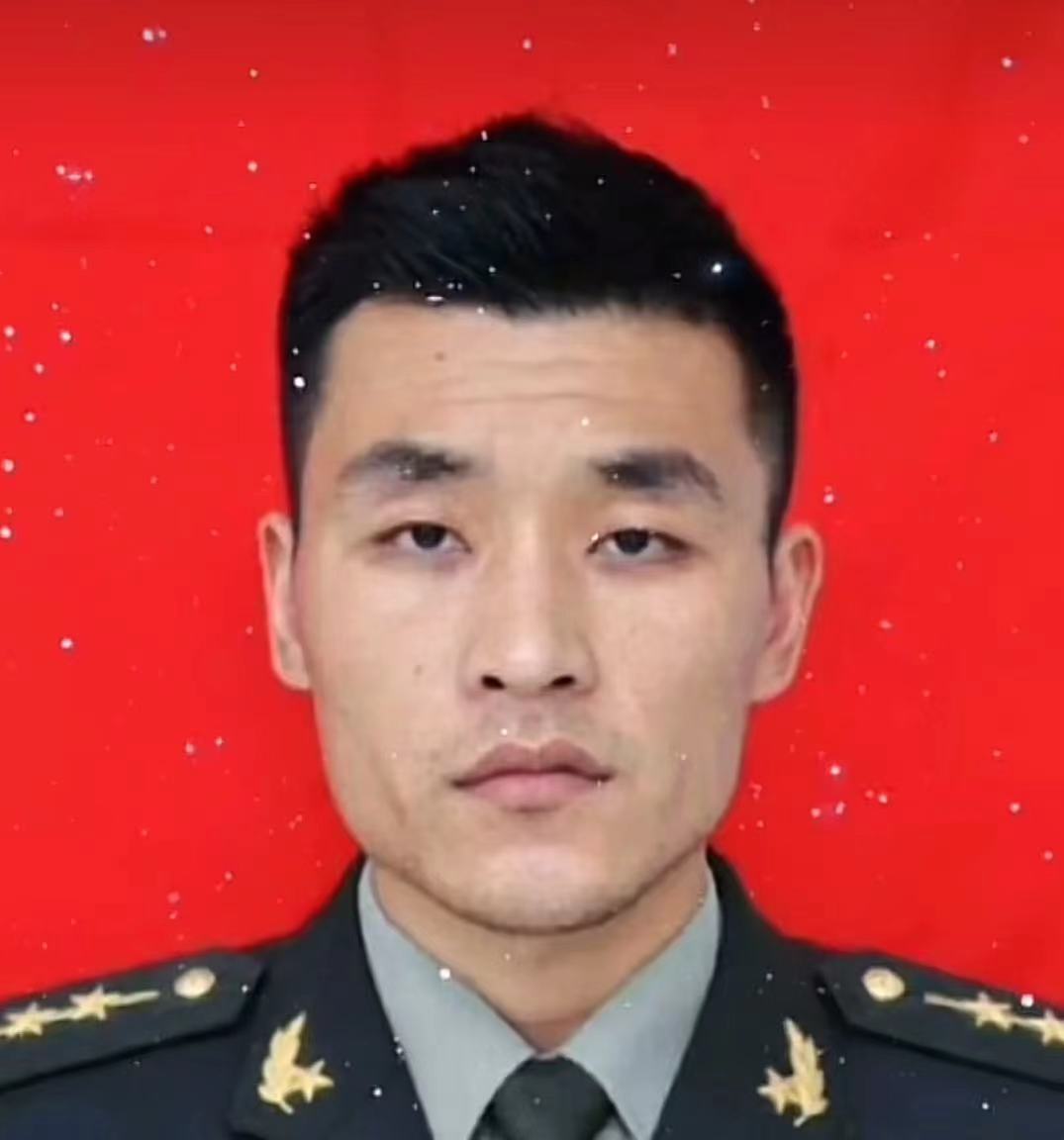 飞行员王晓东，于2017年在执行夜间飞行训练任务时，为了保护人民群众的财产安全，