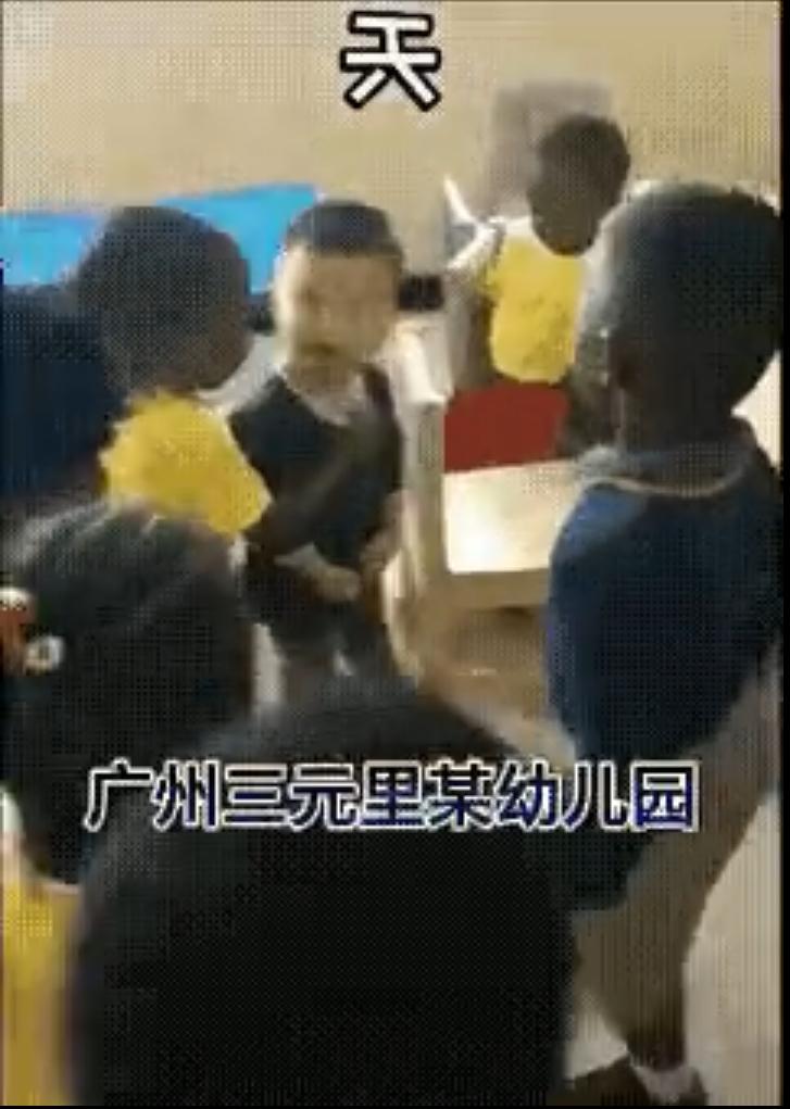 这是中国广州三元里的某幼儿园，只见一个黄皮肤的小孩周围全是黑人小孩，这些黑人小孩