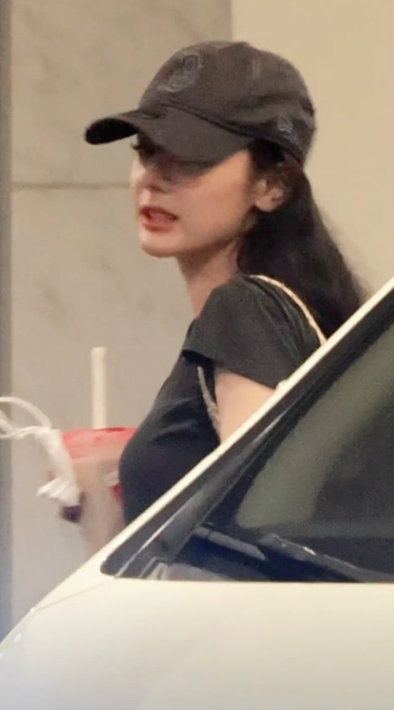 迪丽热巴请送机粉丝喝奶茶一点也不酸 我一点也不爱喝奶茶 ​​​