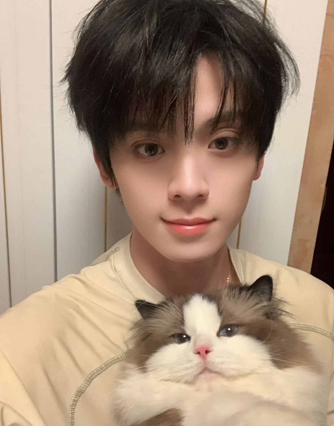 左航抱猫自拍 左航发布怀抱宠物猫“厚米”的自拍，以生活化视角展现人与宠物的温暖互