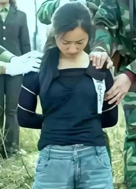 1994年，26岁的牛晓秀被押往刑场，随之裤子被尿液浸湿。

牛晓莉低着头，穿着