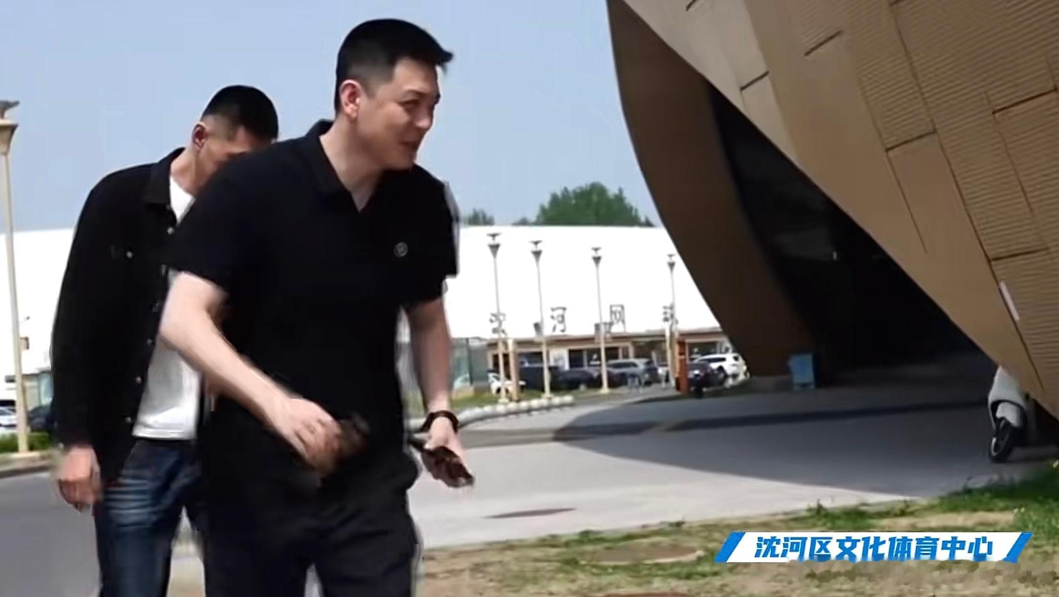 杨鸣 杨导前几天给沈阳城管职工篮球赛开球去了CBA