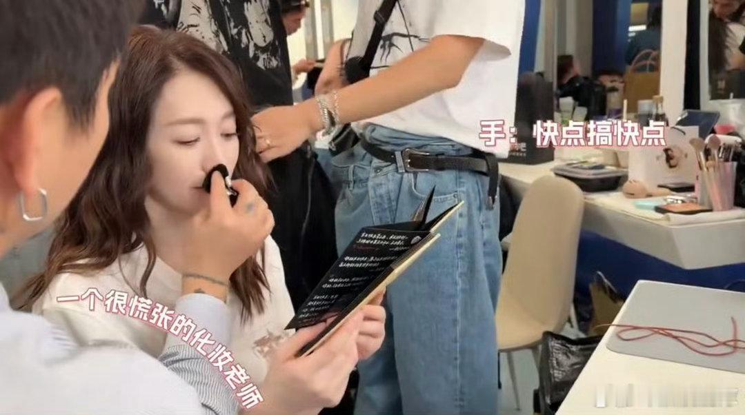 李小冉看粉丝手写信落泪李小冉看粉丝祝福感动落泪李小冉姐姐看到粉丝们心意满满的手写