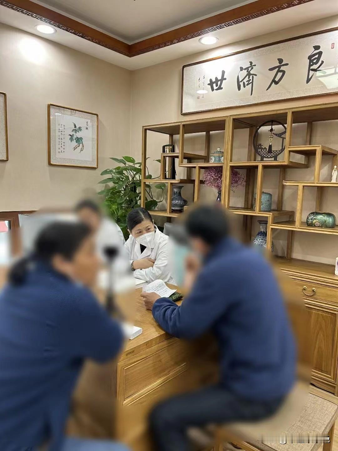 王先生夫妇特意从南京奔往沈阳，夫妻两位都是脾胃不好，王先生失眠焦虑多年，爱人怕冷