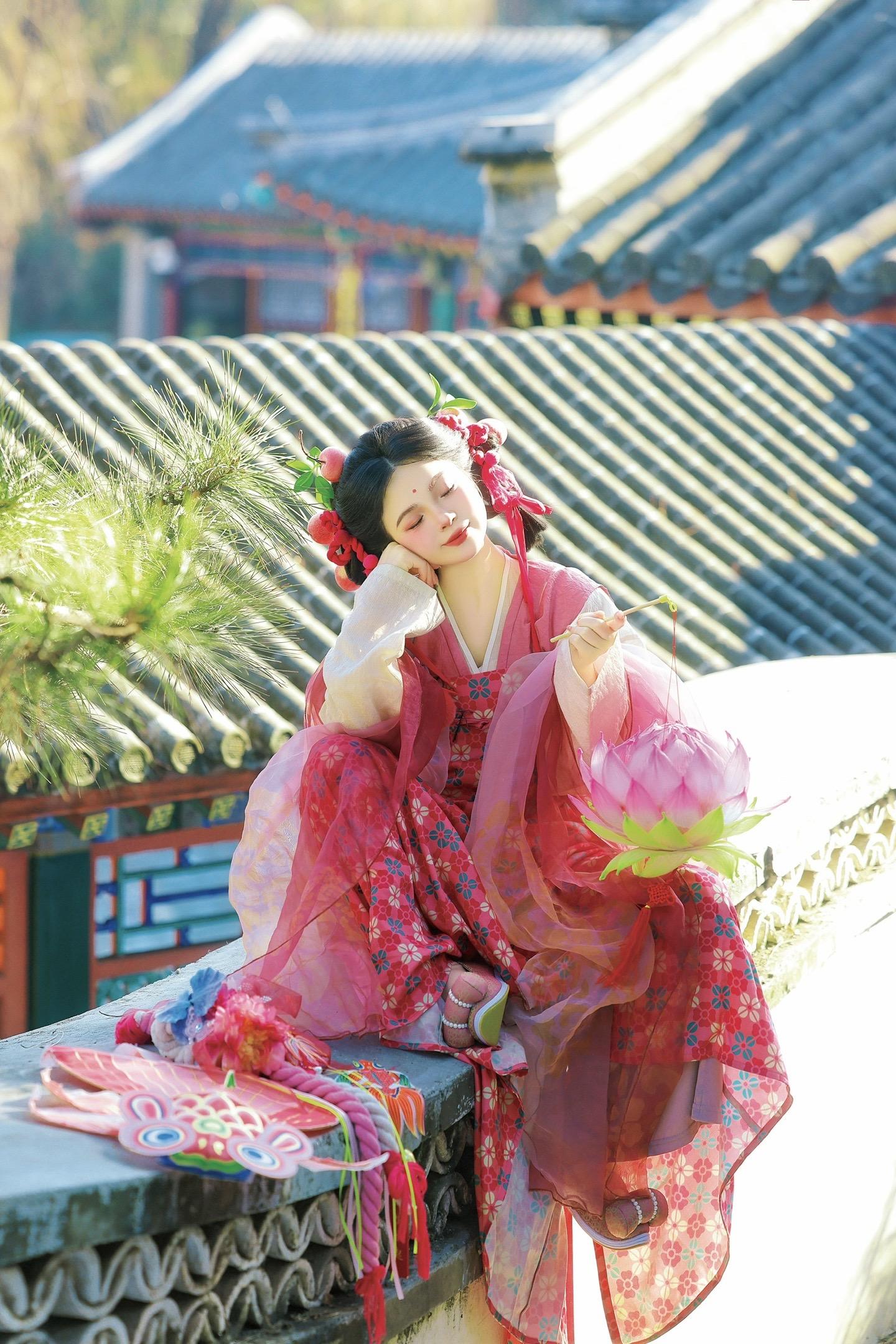 “小福娃送福啦”中国人有自己的年画娃娃。摄/后：我