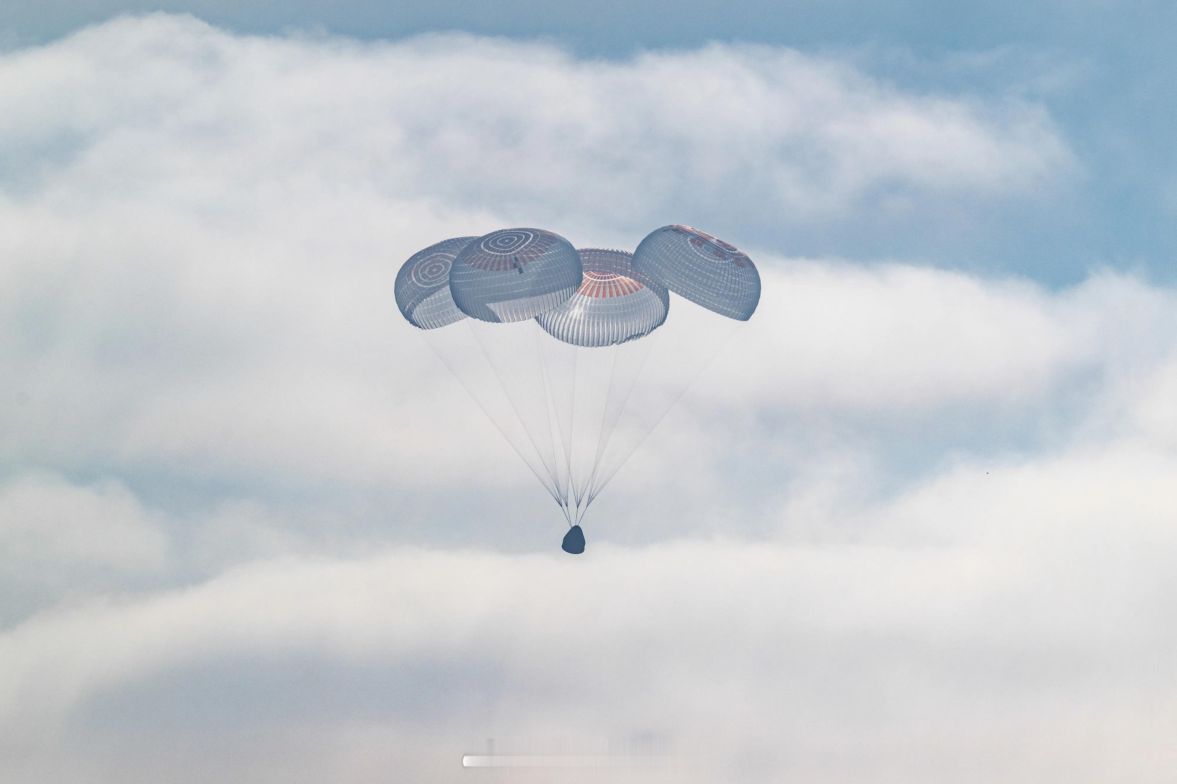 【NASA的SpaceX Crew-12返回地球，在加州外海溅落】北京时间202