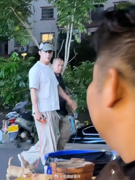 偶遇黄景瑜遛狗黄景瑜赶高铁回版纳吃烧烤 黄景瑜对版纳烧烤的执念有多深？深到下午赶