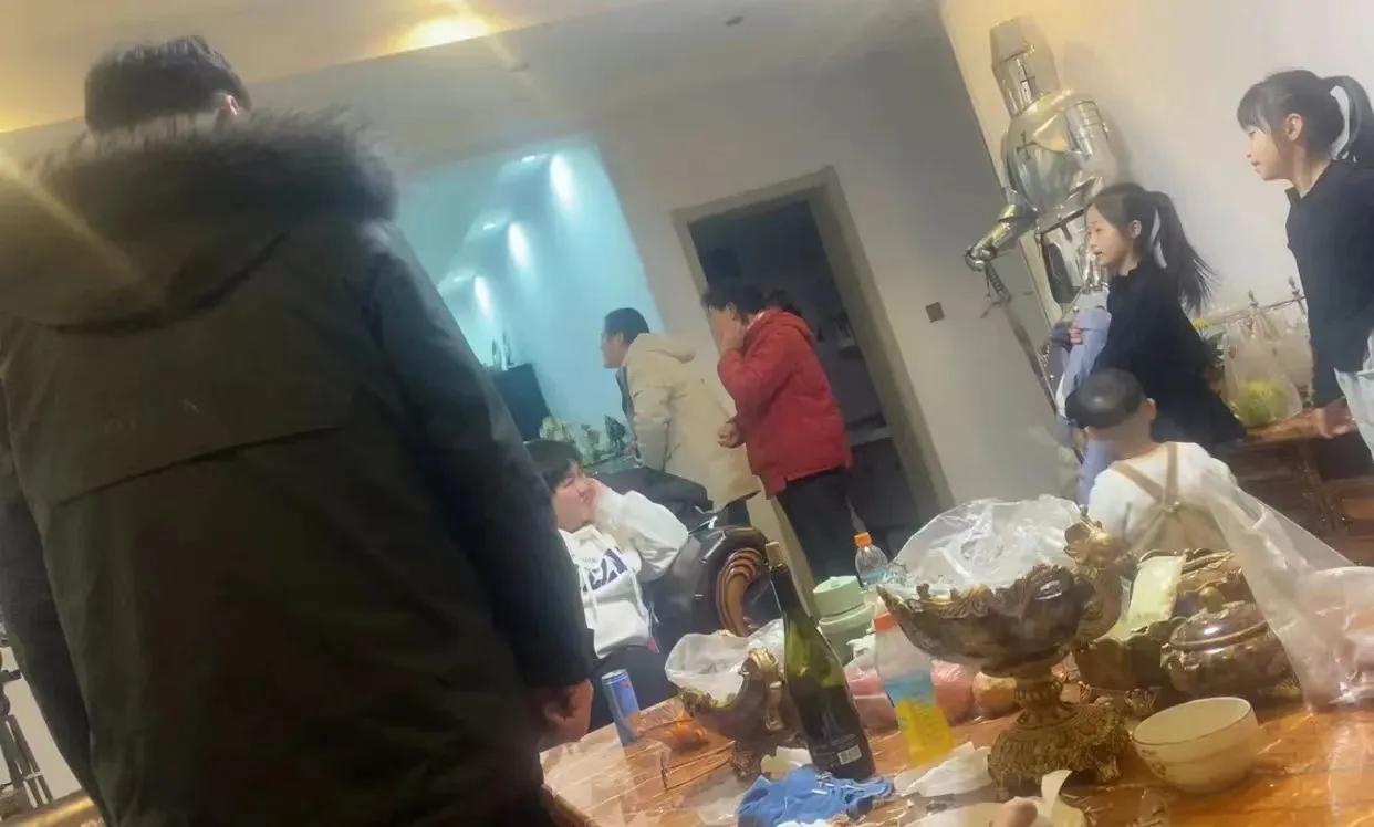 公公瘫痪了，婆婆把我们喊回来商量赡养问题，两个姑姐为难的不知所措，我从厨房出来，