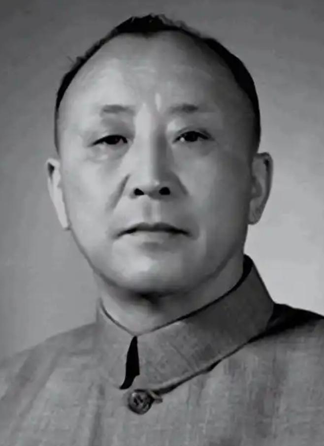 1949年除夕凌晨，被蒋介石幽禁已久的卫立煌，趁着看守特务松懈回家过年的空当，登