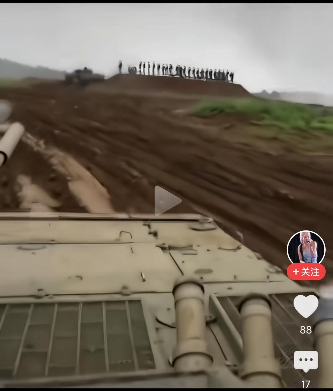 刷到一个视频，演习过程中，一辆04步战车向观摩团扔了个发烟罐

扔的准头还行，正