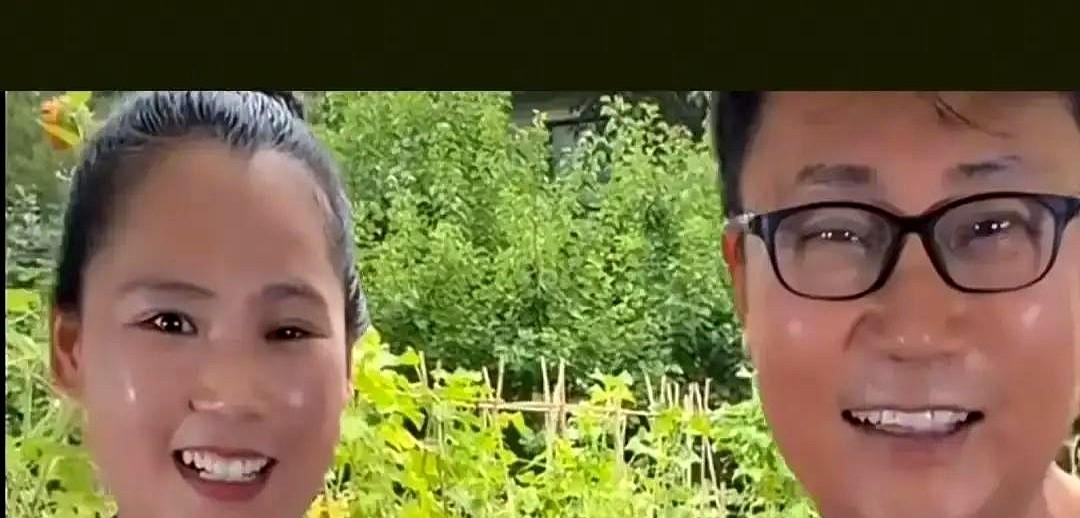 前几天刷直播，看到八登春晚的老熟脸耿为华把妻子拉进镜头。
面对弹幕追问，他大方介