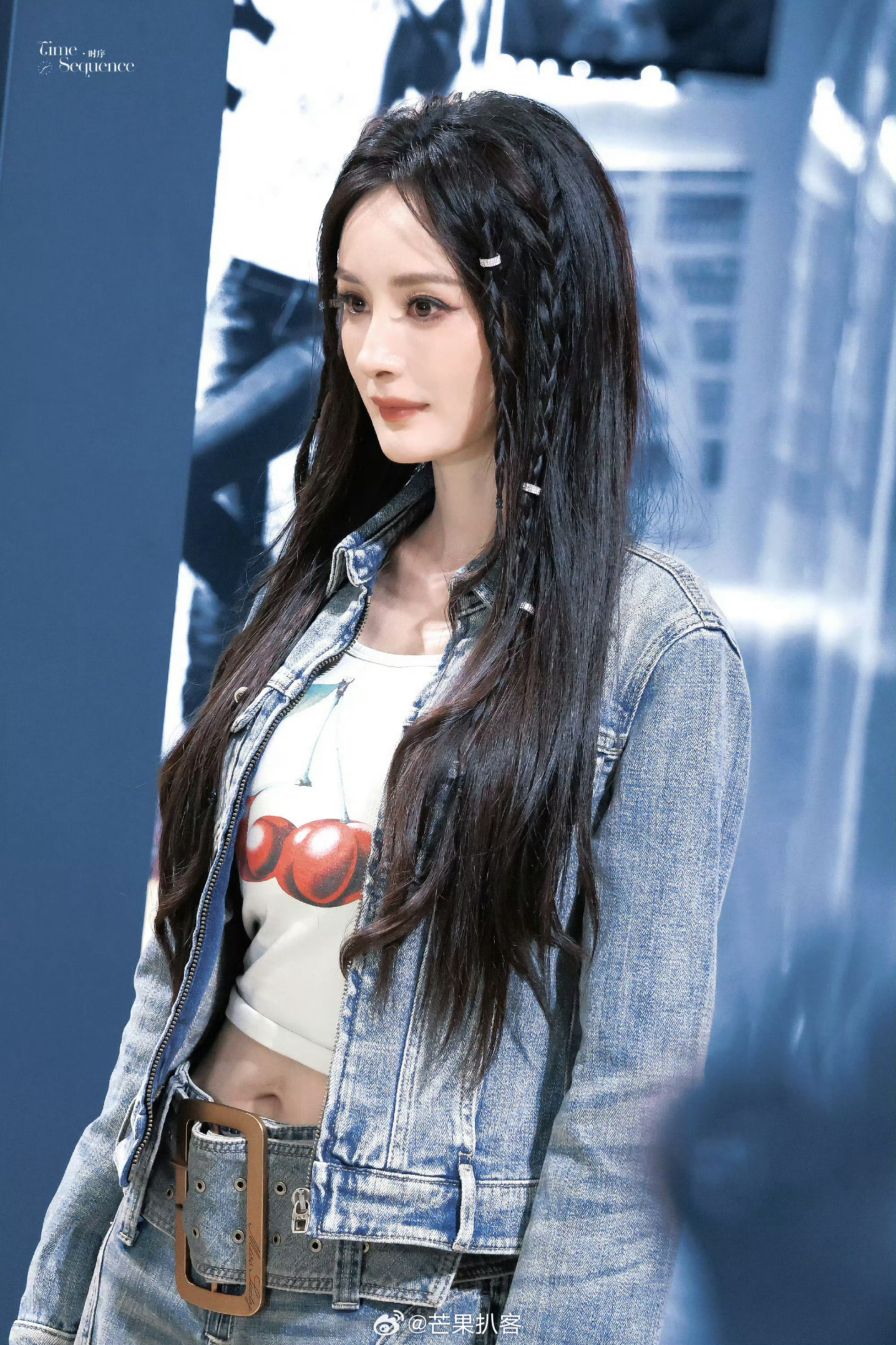 杨幂广州线下活动人气 网友说又拍不到杨幂温柔亲切的样子，表情还是不够松弛，不过这