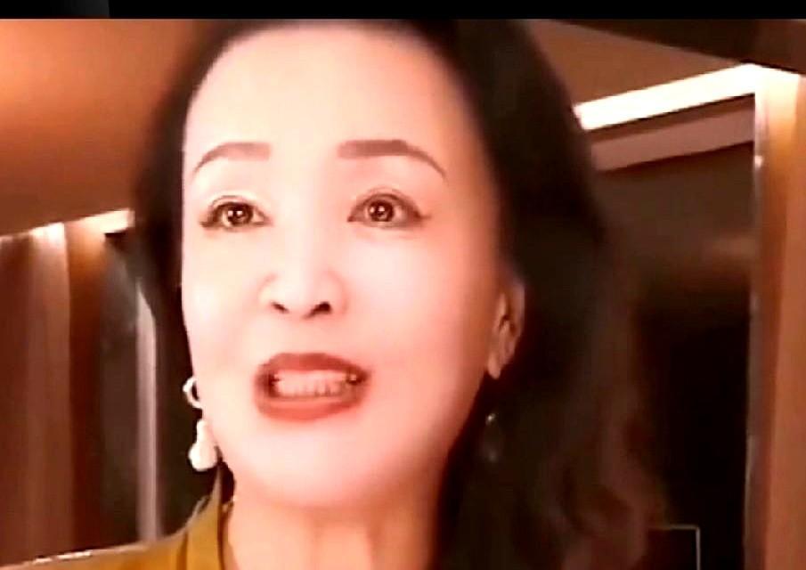 “硅胶孙子”？
键盘侠嘴这么毒，咋还没被反噬！
张兰在直播间秒红眼眶：盼了半辈子