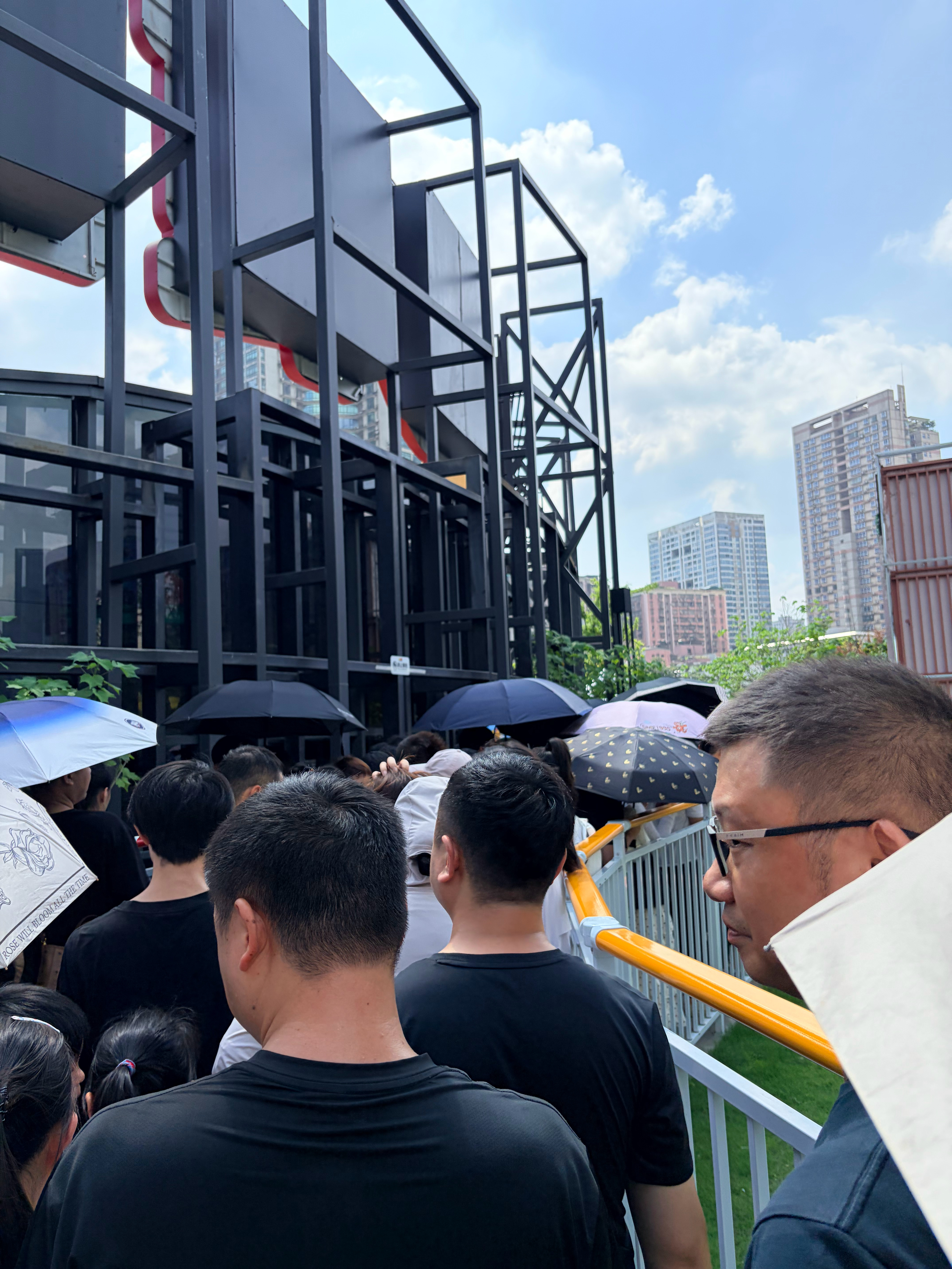 长沙这气温，我一个重庆人来了感觉宾至如归。如果不是外地人来都来了打卡，我在重庆也