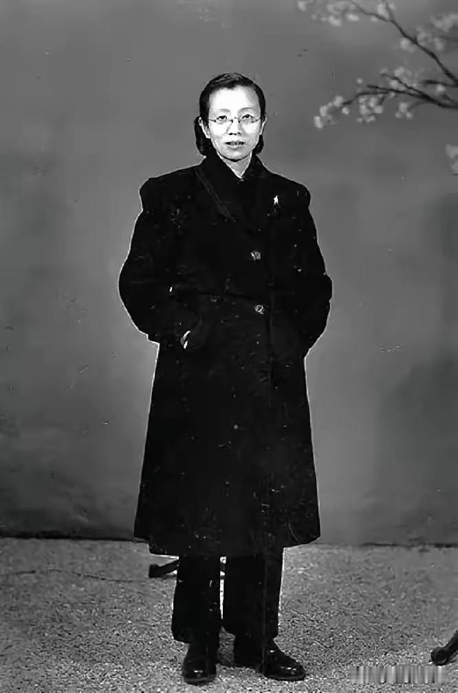 潜伏南京敌营的女市委书记，解放次日交出两千余名党员名册，亲手焚毁全部绝密笔记
 