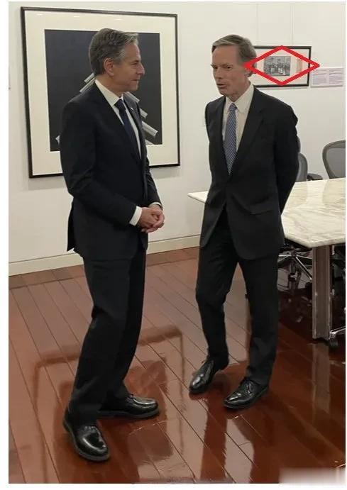 美国驻华大使馆的墙上高高悬挂着中国清政府和西方强盗列强签订不平等条约的图片…… 