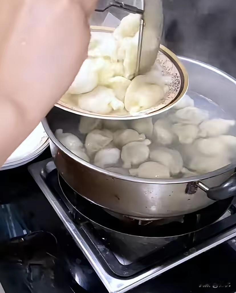 凌晨2点被老公摇醒“打卡交公粮”：婚姻不是无薪夜班，爱也不是强制加班！
 
凌晨