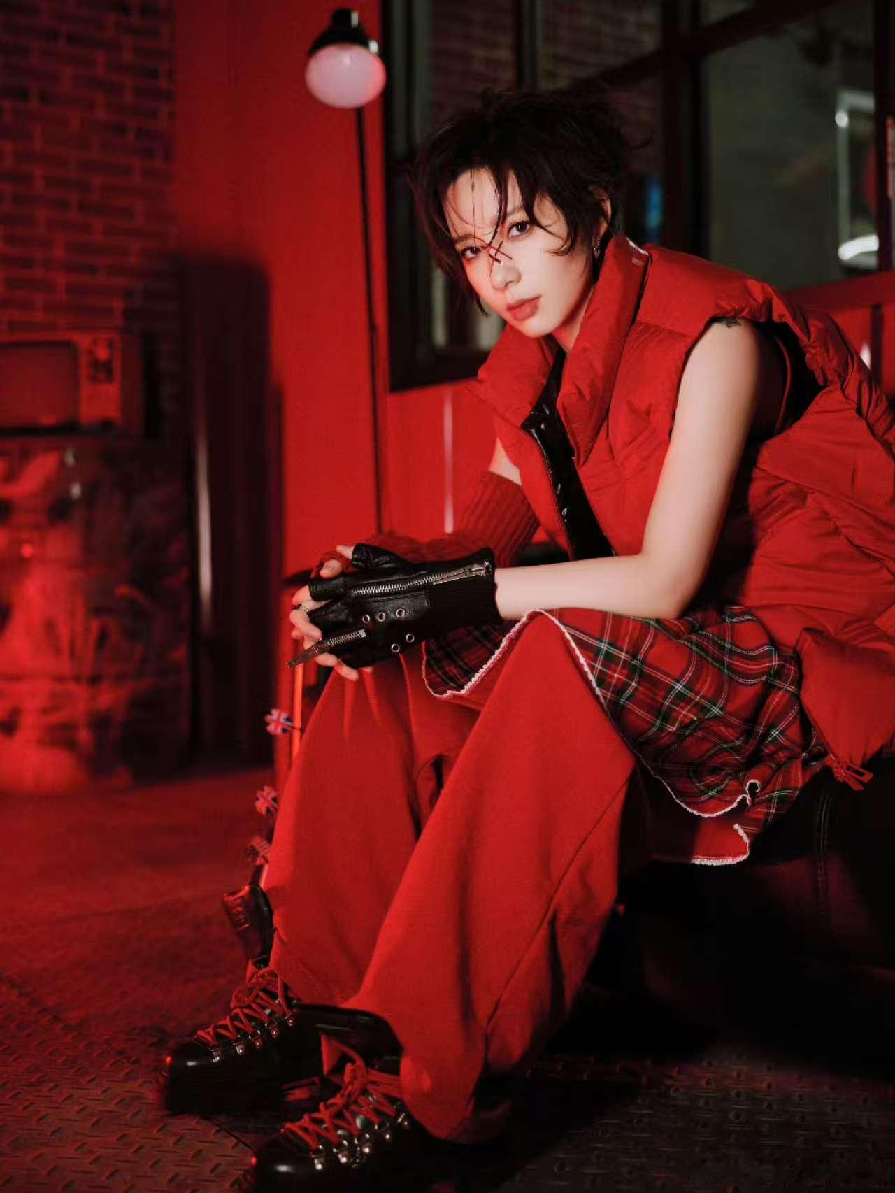 李斯丹妮又杀回湖南卫视了 再次看到她站在舞台上，心中充满了期待。她的唱跳实力和舞