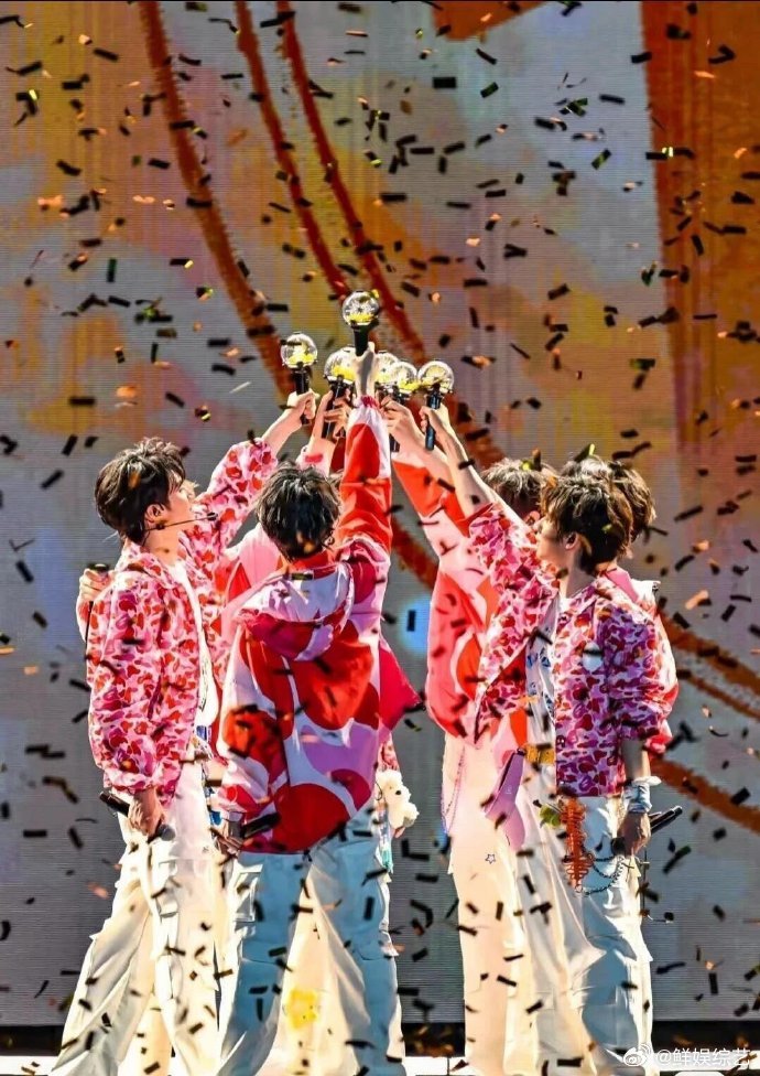 被时代少年团当成私生了 俄罗斯街头偶遇名场面，粉丝认真辨认正主，却被防御拉满的助