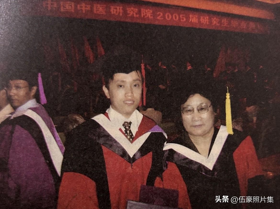 2005年，屠呦呦和她的第一位博士生王满元参加中国中医研究院2005届研究生毕业