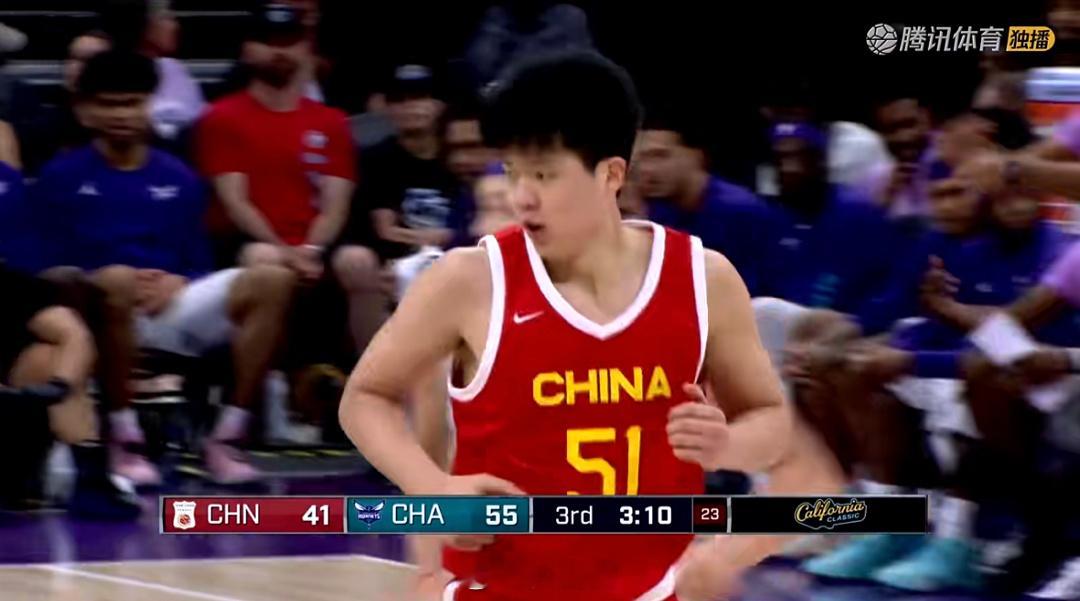 杨瀚森低位后转身单手扣篮完成单打，好看爱看请多打[偷笑]#中国男篮夏季联赛##n