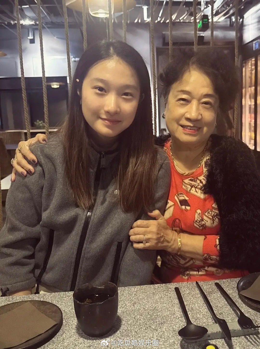 马伊琍女儿周末陪姥姥吃饭，17岁文君竹素颜像极了文章，祖孙俩同框十分有爱。 ​​