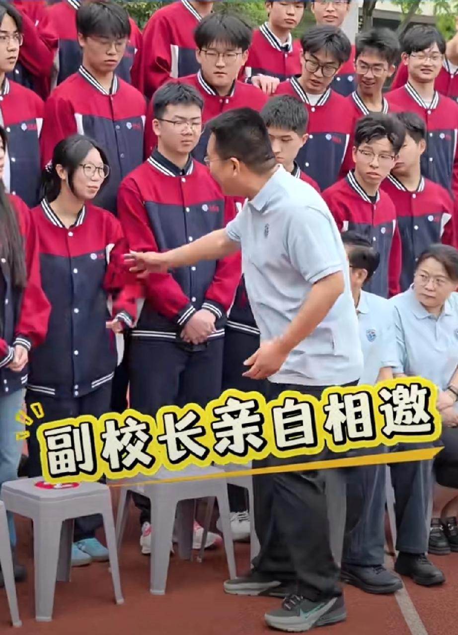 浙江绍兴。高三理科班在拍毕业照时，出现了有趣的一幕。按照惯例，校领导和老师坐在前