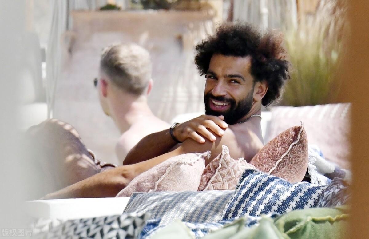 度假的萨拉赫，心情真不错，但也请你捂严实了，小心被偷拍[笑哭][笑哭][笑哭]。