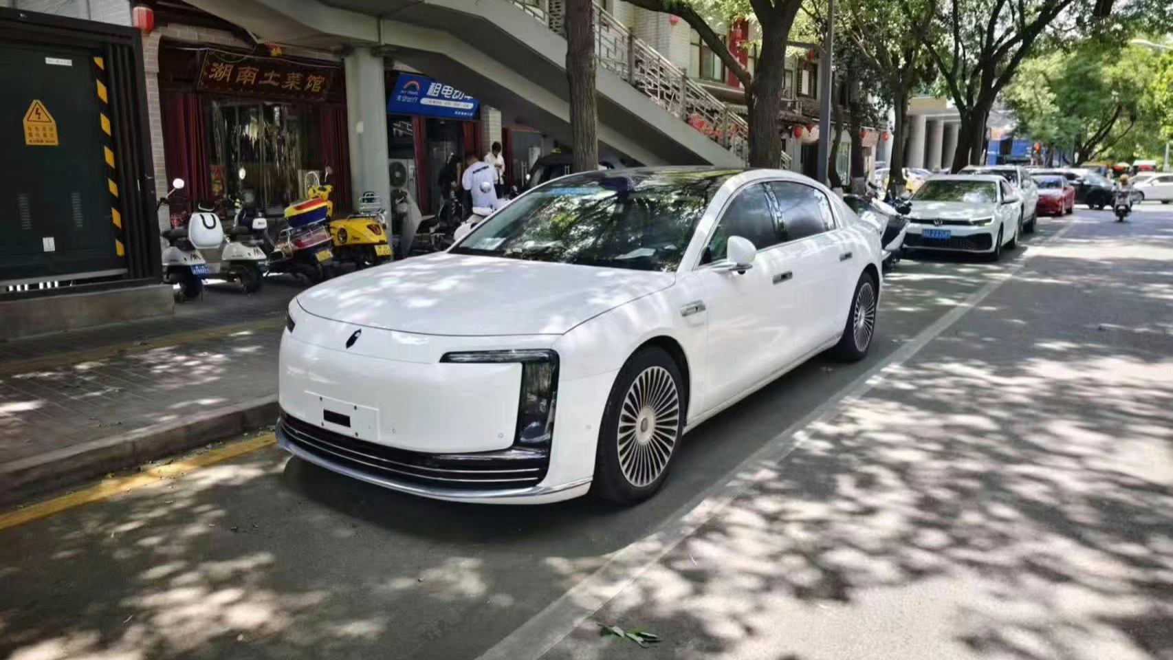 纯白色的尊界S800，看着咋样？[吃瓜] ​​​