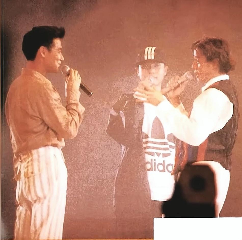 捡到一张嘉宾小树1994年校长大球场演唱会第一场嘉宾 合唱了爱在深秋 