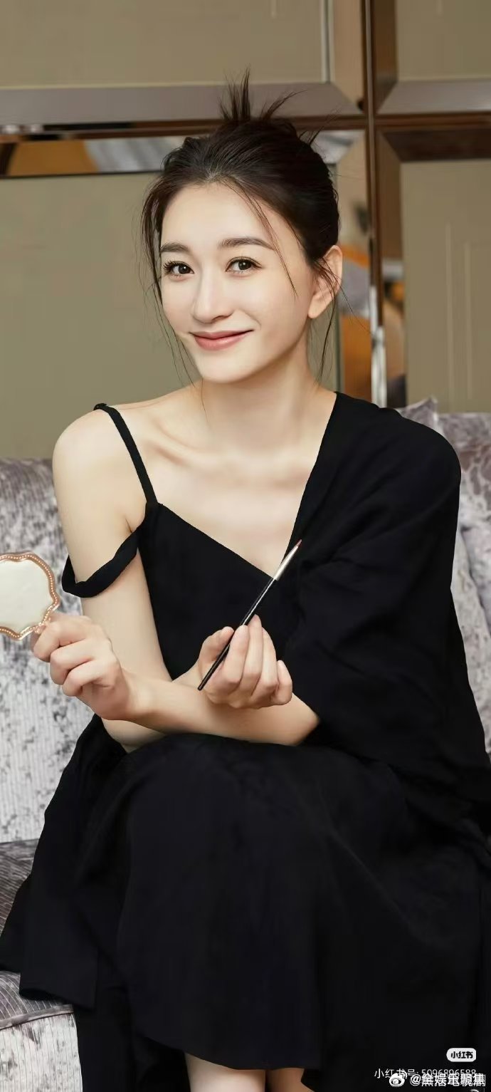 李心洁李小冉 棕榈树下的女人 兼具颜值与过硬演技，李小冉刻画角色层次感十足，造型