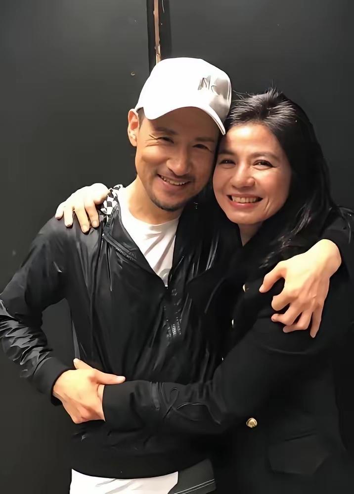 张学友旁边女生是谁？非常漂亮