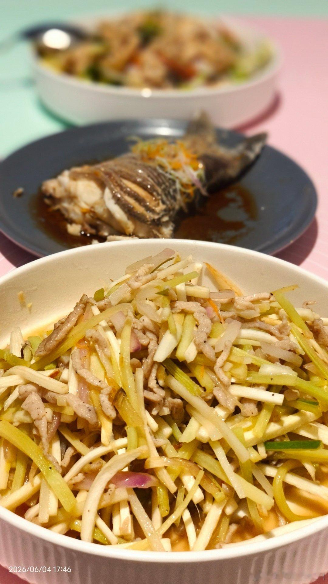 今日晚餐 做頓賽前健身餐——雞胸西藍花，雙魚座的弟弟愛吃魚，所以頓頓有魚（年年有