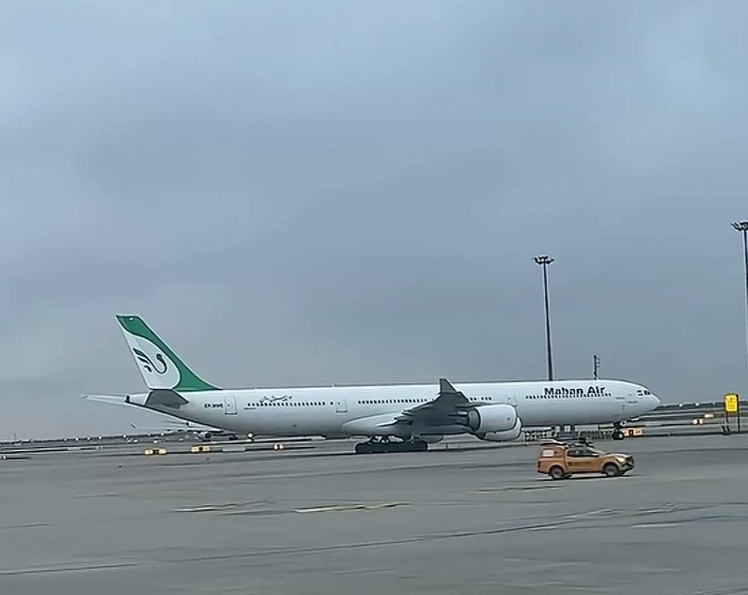 我给在伊朗打工的一个远房老乡打电话，
我问他现在那边咋样了，
他声音沙哑对我说，