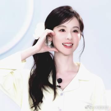 陈都灵抬眸黑切白 纯白长裙勾勒温柔气质，看起来单纯又易碎，实则理智清醒自带城府，