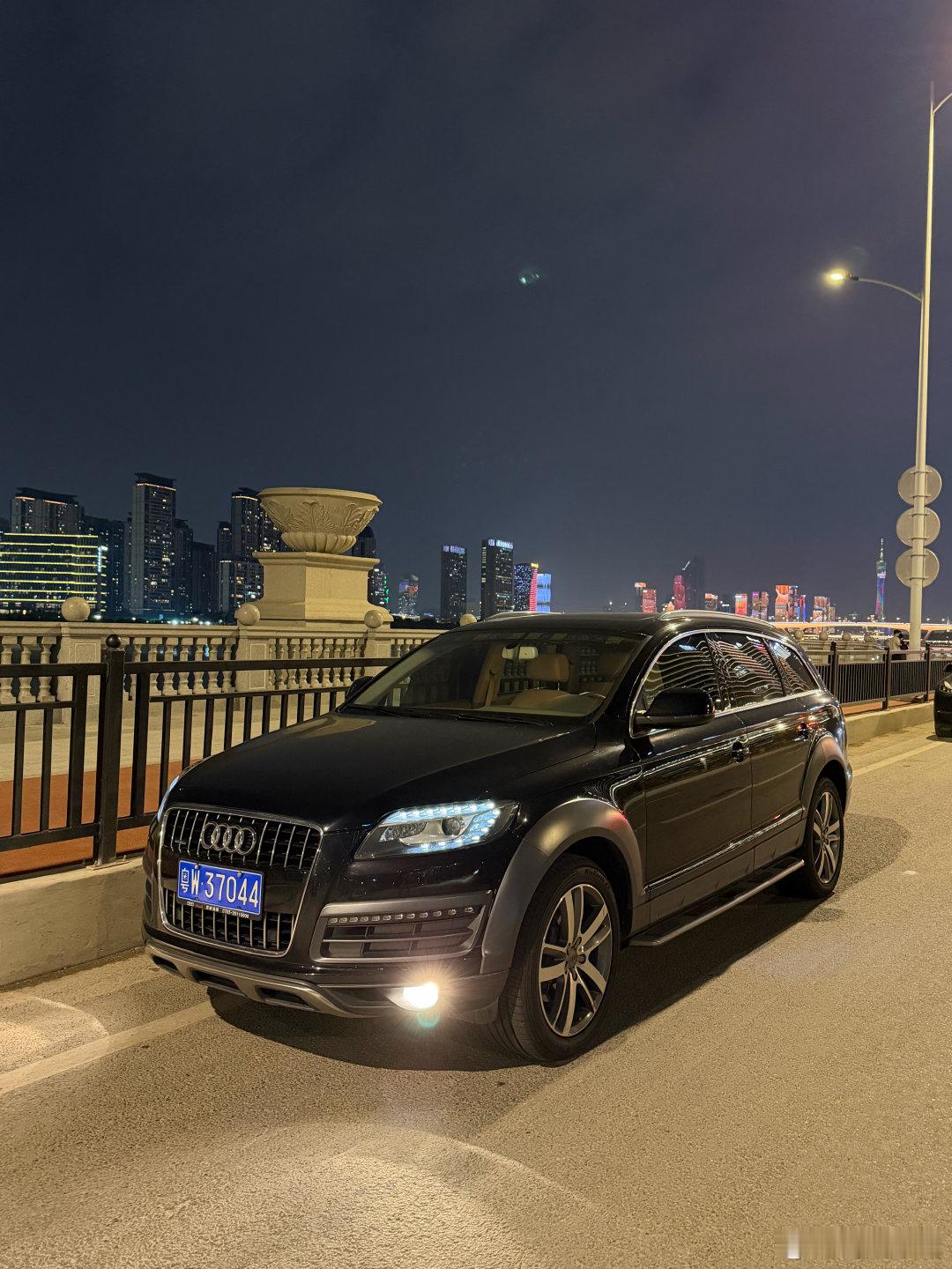 今夜与Q7度过，一辆越开越美妙的小汽车，停下车之后总想驻足多看几眼。图4这个摄影
