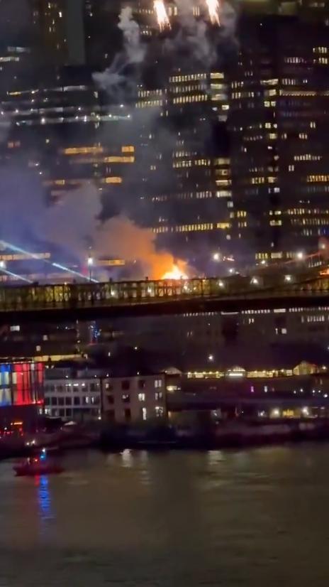 【🇺🇸 美国人如此热烈地庆祝独立日，以至于布鲁克林大桥都着火了。】这座大桥在