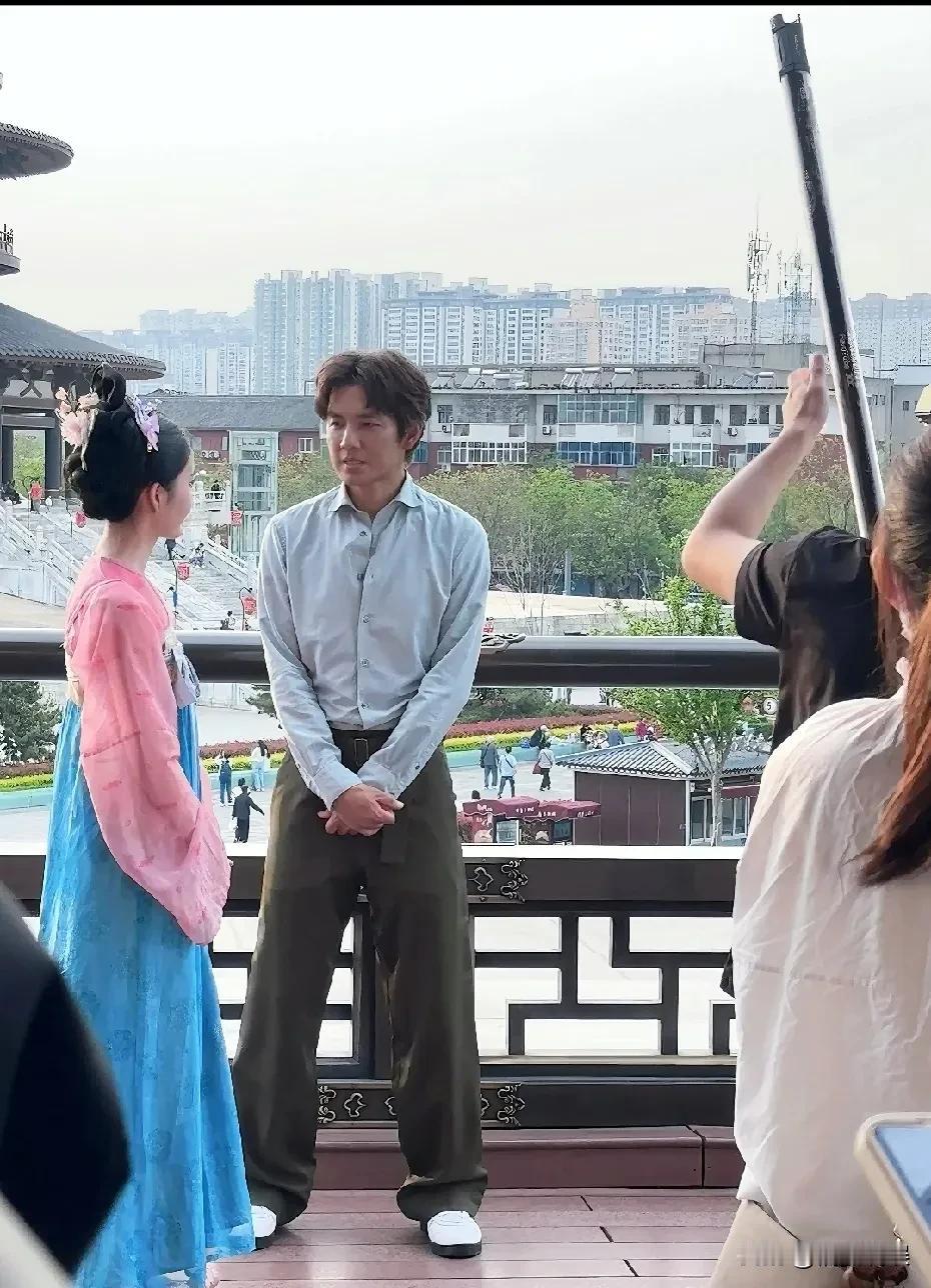 钟汉良现身河南洛阳做节目，有一说一，这哥们怎么那么抗老！
穿着蓝色衬衫配橄榄色裤